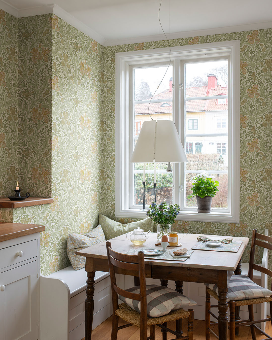 82049 - Iris Wallpaper - Soft Green  - Midbec