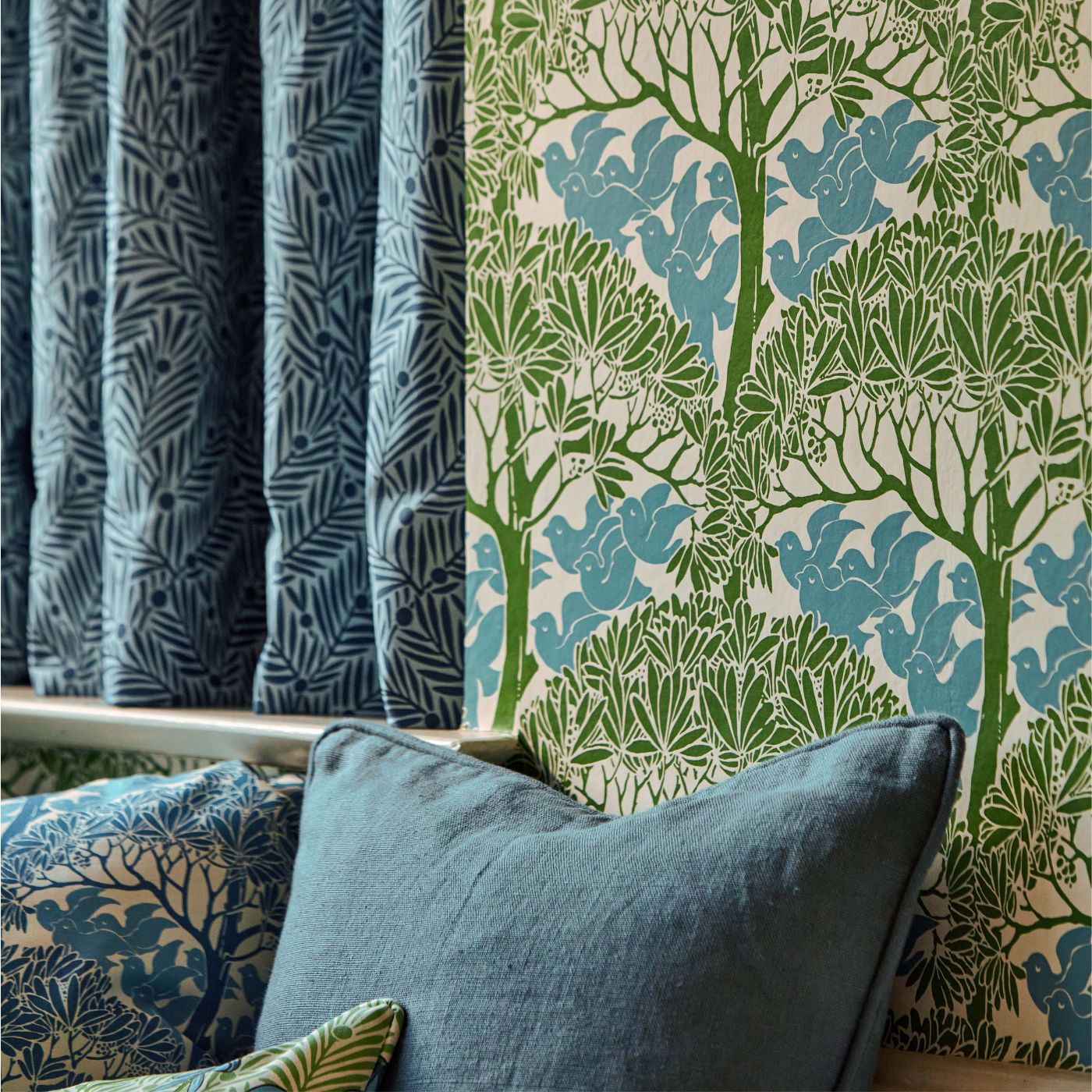 The Savaric Wallpaper - Garden Green - 217340 - Morris & Co